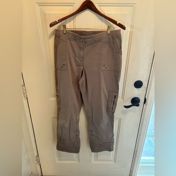 Chicos 2 Pant Cool Cargo Roll Snap Capri Crop Greyge The Ultimate Fit Sz 2 - Picture 5 of 6
